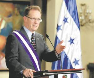 El diplomático dijo que trabajar en Honduras fue un honor.