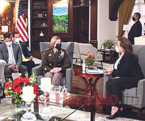 Castro junto a Laura Richardson en una visita oficial.