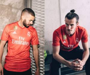 Karim Benzema y Gareth Bale entre los jugadores más destacados presumen la nueva camiseta del Real Madrid.
