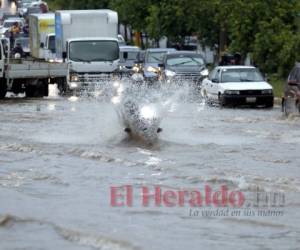 Las intensas lluvias que han caído en la capital de Honduras han dejado varias calles sin acceso al quedar inundadas. Foto: Marvin Salgado/EL HERALDO