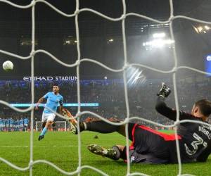 Sergio Kun Agüero definiendo ante el arco defendido por Will Norris. (AFP)