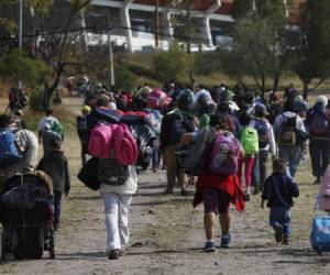 La caravana se convirtió en un tema de campaña electoral en Estados Unidos, donde el presidente Donald Trump ordenó el despliegue de más de 5.000 efectivos militares en la frontera. (AP)