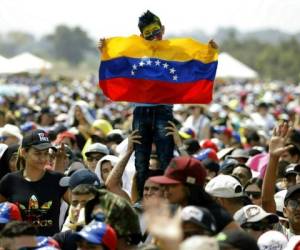 Un niño sostiene una bandera venezolana durante el concierto 'Venezuela Aid Live' en la ciudad fronteriza colombiana de Cúcuta. (Foto: AP)