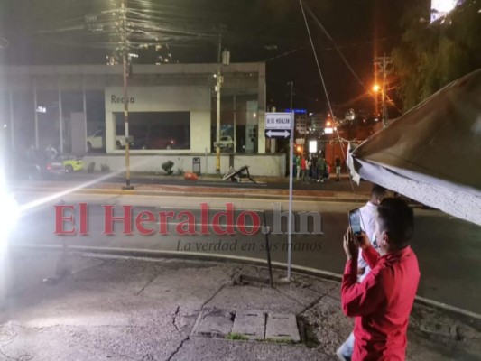Uno de los carros impactó contra la pared de un edificio del bulevar Morazán.