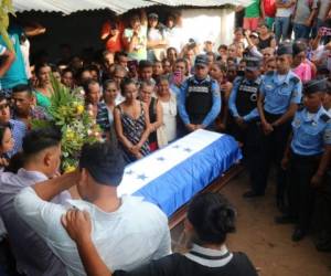 Los restos de la héroe policial fueron trasladados al cementerio municipal de El Triunfo, Choluteca, al sur de Honduras. Fotos: Cortesía Policía Nacional.