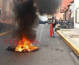 Bases de Libre protestan frente a Sesal exigiendo salida del ministro Matheu