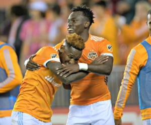 Romell Quioto y Alberth Elis en el duelo ante el Columbus (Foto Cortesía: Houston Dynamo )