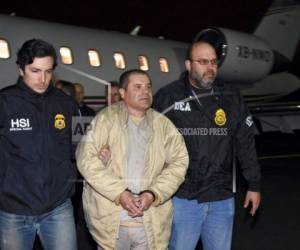 Las autoridades escoltan a Joaquín “El Chapo” Guzmán, centro, de un avión a una caravana de camionetas SUV en el aeropuerto Long Island MacArthur en Ronkonkoma, Nueva York. (U.S. law enforcement vía AP, Archivo).