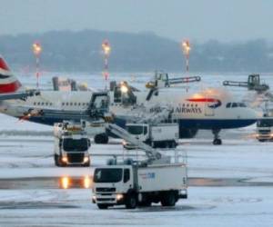 Varios vuelos fueron desviados y otros cancelados por la nieve. Foto: Agencia AFP