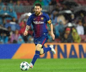 Leo Messi conduciendo el balón en el duelo de Champions League ante el Olympiakos. (AFP)