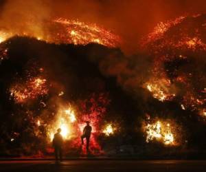 Mansiones de millones de dólares en llamas: dos incendios forestales estallaron el miércoles en Los Ángeles, amenazando barrios ricos y forzando la evacuación de miles de personas. Foto: AFP