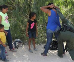 El número de las separaciones se ha acelerado desde comienzos de mayo, cuando el secretario de Justicia Jeff Sessions anunció que todos los migrantes que crucen ilegalmente desde México serían arrestados. Foto: AFP