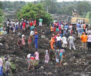 La basura en la pobre y sobrepoblada zona donde ocurrió el incidente alcanzó la altura de un edificio de tres pisos, de acuerdo con la agencia de noticias portuguesa Lusa. Las torrenciales lluvias que han azotado el sector causaron el derrumbe. Foto AP