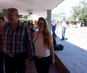 El aspirante a diputado Esdras Amado López llegó acompañado de su hermosa esposa a votar. Foto: Edwin Ordoñez/ EL HERALDO