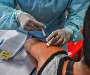 Personal de triajes fue vacunado el lunes 15 de marzo del 2021. Foto: AFP