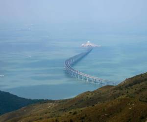 Un enorme puente que une Hong Kong, Macao y la China continental abrirá a la circulación el miércoles 24 de octubre. Foto: AFP