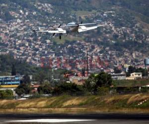 El piloto hizo cuatro descensos y voló frente a la torre de control para que le confirmaran si se movía el tren de aterrizaje.