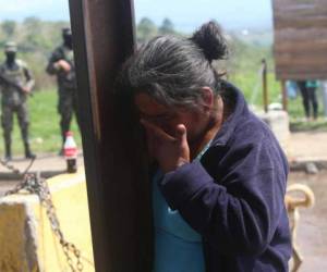 Esta señora no ocultó sus lágrimas al saber que no podría ver a su hijo en este Día de la Madre (Foto: Alex Pérez/EL HERALDO)