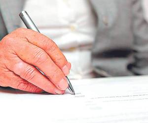 La solicitud se hace ante un juzgado o un notario público, por medio de un abogado, y el proceso tarda de tres a cinco meses.