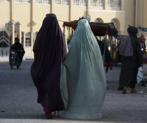 Mujeres vestidas con burka caminan por una calle en Kandahar el 7 de mayo de 2022.
