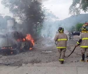 El carro que permanecía estacionado a un lado de la carretera tomó fuego de forma repentina.