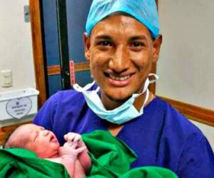 El jugador hondureño del CD Tenerife Bryan Acosta posa orgulloso con su bebé. (Foto: Redes)