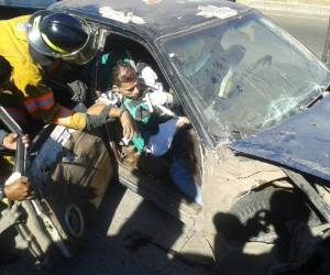 Cuerpos de rescate sacan a las víctimas de los vehículos accidentados esta mañana en el anillo periférico.