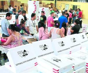 En el Infop el movimiento es diario con el material electoral, que es trasladado al interior del país por el cuerpo armado. Foto: David Romero / El Heraldo.