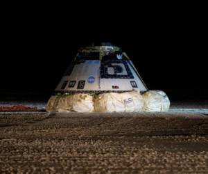 Imágenes transmitidas por la Nasa mostraron el regreso a la Tierra de la cápsula, durante la noche, tras un descenso contenido por tres enormes paracaídas.