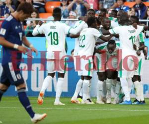 Sadio Mané celebra con sus compañeros el gol anotado a los 11 minutos ante Japón. Foto AFP