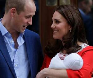 Siete horas después de haber dado a luz, Kate Middleton salió del hospital para descansar en el Palacio de Kensington. Foto: AP