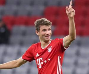 El delantero del Bayern de Múnich Thomas Müller tiene covid-19.