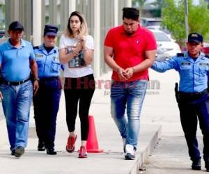 La ex Miss Honduras Internacional 2012 y su esposo José Fernando Varela Flores llegaron este miércoles a los juzgados de San Pedro Sula, un día después de ser detenidos por los delitos de lavado de activos, posesión de armas comerciales y posesión de artefactos policiales. Foto: EL HERALDO.