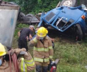 La persona heridas fue sacada por el Cuerpo de Bomberos de Honduras de entre el amasijo de hierro.