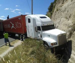 El furgón salió descontrolado, saltó la mediana del anillo periférico e impactó en un paredón. Foto: Alex Pérez
