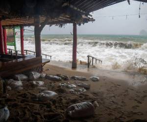 Un restaurante permanece cerrado antes de la llegada del huracán Norma a los Cabos, estado de Baja Californa, México, el 21 de octubre de 2023.