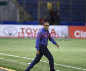 Salomón Názar, entrenador de los Lobos de la UPNFM, durante el partido ante Olimpia en el Estadio Nacional. (Foto: Ronal Aceituno / EL HERALDO)
