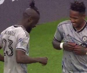 Rommell Quioto felicitó a su compañero Kamara tras empatar ante el Philadelphia Union.