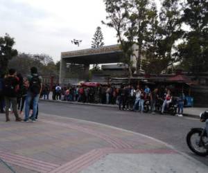 Los estudiantes llegaron a la máxima casa de estudios y hallaron los portones cerrados.