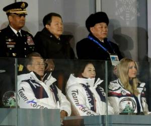 El general norcoreano Kim Yong Chol (de gorro negro) y la hija de Donald Trump, Ivanka Trump, asistieron a la clausura de los bautizados como 'Juegos de la Paz'. Foto AP
