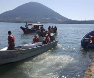 Pobladores de Amapla, Honduras en sus embarcaciones. Foto: Archivo El Heraldo.