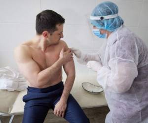El presidente ucraniano, Volodimr Zelenski, recibió la vacuna de AstraZeneca para motivar a su población a hacerlo. FOTO: AFP