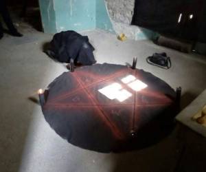 El cuerpo de Gloria Izaguirre estaba arrodillado frente a un altar.