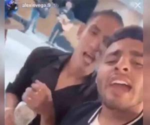 Antuna y Vega, ambos delanteros, se grabaron cantando y con bebidas en la mano; detrás de ellos se pudo ver a tres músicos.