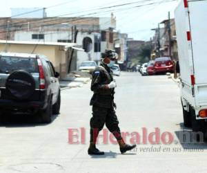 Militares y personal de Salud intervinieron ayer las colonias Flor del Campo y La Rosa. Foto: Emilio Flores / EL HERALDO.