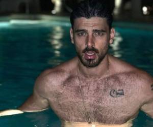 El actor italiano aclaró que el hombre de la fotografía solo es un 'amigo y hermano'. FOTO CORTESÍA: @michelemorrone