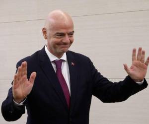 El presidente de la FIFA, Gianni Infantino, en el aeropuerto de Pyongyang, Corea del Norte. AP Foto/Jon Chol Jin.