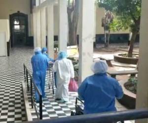 La paciente fue trasladada al hospital de especialidades la tarde del martes. Foto: Captura de video.