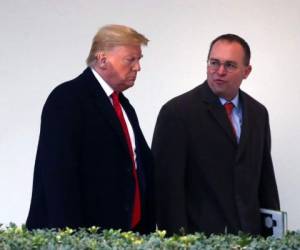 En esta foto de archivo tomada el 13 de enero de 2020, el presidente de los Estados Unidos, Donald Trump, camina con el jefe de gabinete interino de la Casa Blanca, Mick Mulvaney, antes de partir de la Casa Blanca. Foto: AFP