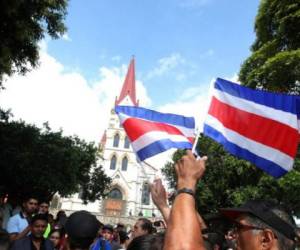 La protesta registró momentos de violencia cuando los manifestantes buscaron agredir a nicaragüenses congregados en el céntrico parque La Merced, y enfrentaron a la policía que intentó contenerlos, indicó el ministro de Seguridad, Michael Soto.